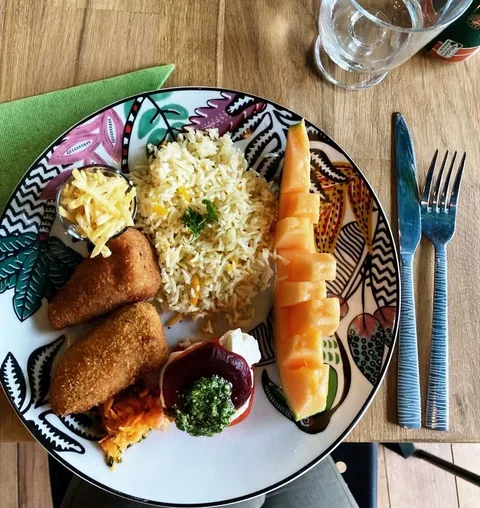 Assiette colorée servie au restaurant
